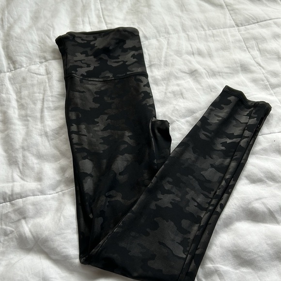 Spanx Faux Leather Camo leggings size M - Picture 6 of 6